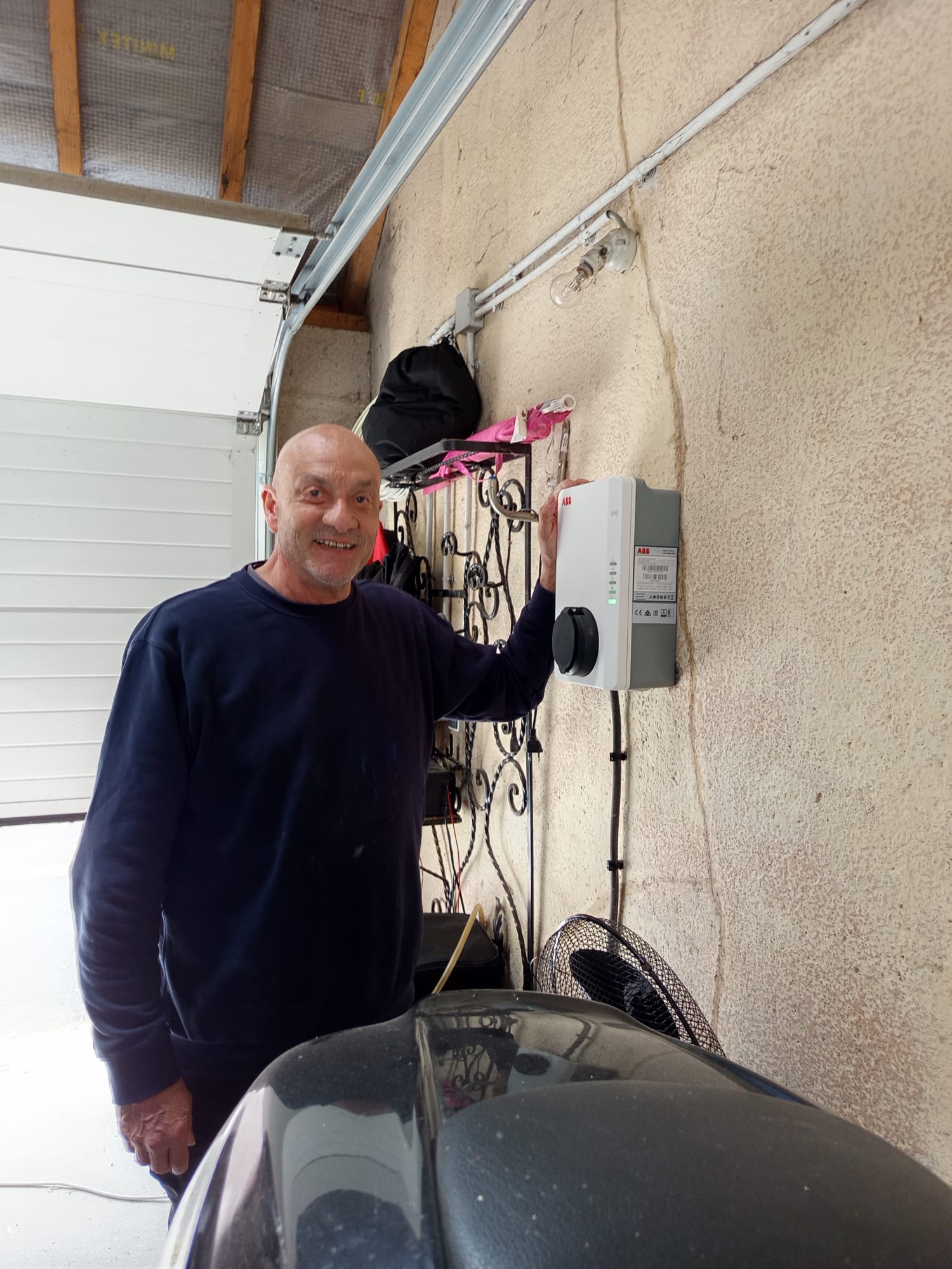 Fabrice Mouret, fondateur de Smart EcoWatt, devant une borne de recharge ABB